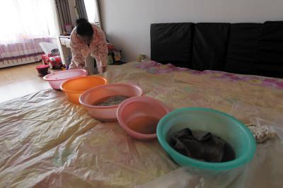 威信楼上漏水，住户失联，小区没物管，业主维权难！律师来支招……